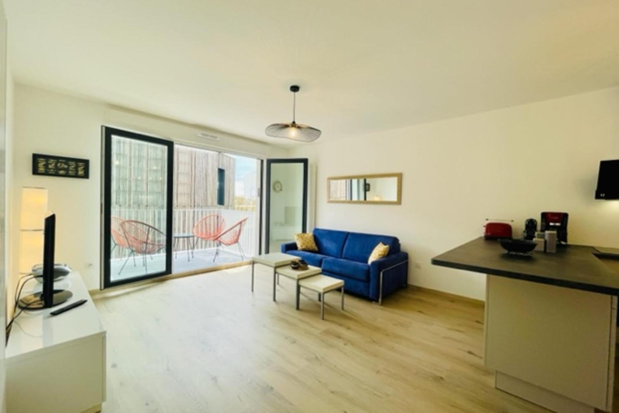 Апартаменты Charming New Flat With Balcony Ла-Рошель Экстерьер фото